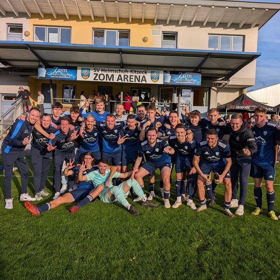 Bild enthält, People, Person, Building, College, Adult, Male, Man, Grass, Shoe, Handbag