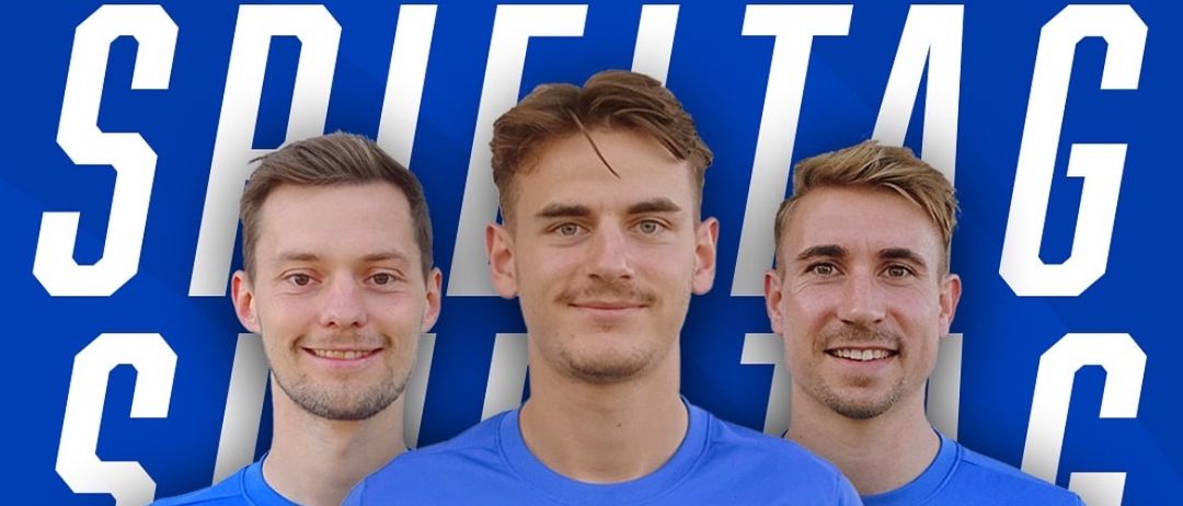 Drei Männer in blauen Trikots stehen gemeinsam für ein Salzburger Liga-Spiel. Sie tragen Teamlogos und Nike auf ihren Shirts. Das Datum und die Uhrzeit des Spiels sind unten angegeben.