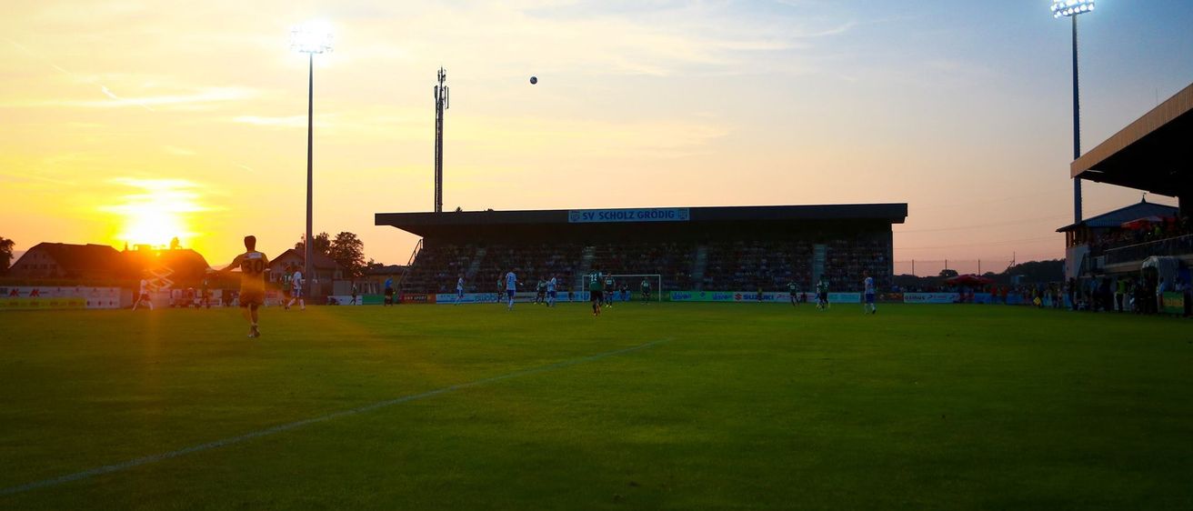 Bild enthält, Field, Outdoors, Sky, Grass, Person, People, Shoe, Baseball (Ball), Arena, Stadium