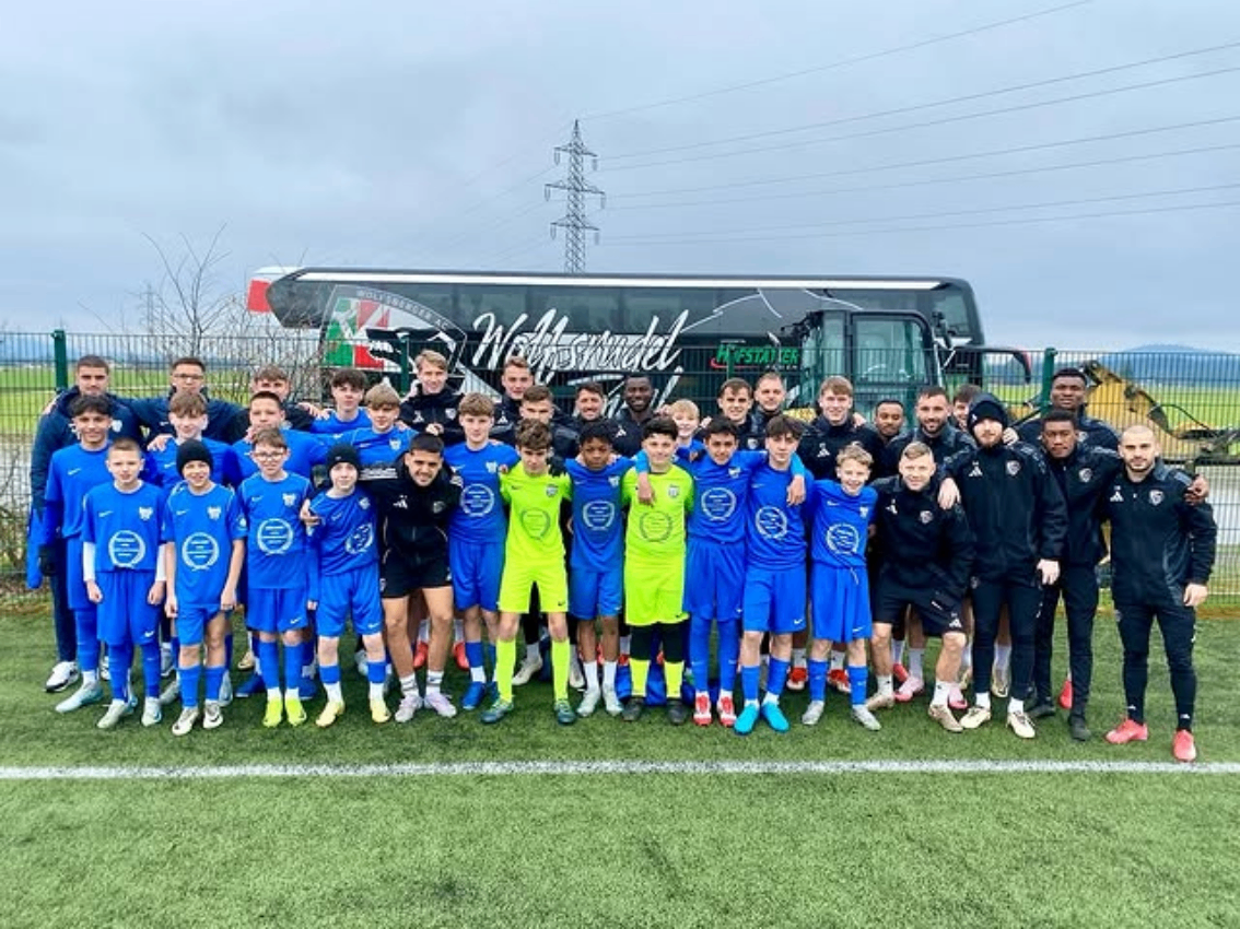 Bild enthält, Groupshot, Person, People, Adult, Male, Man, Bus, Transportation, Vehicle, Celebrating