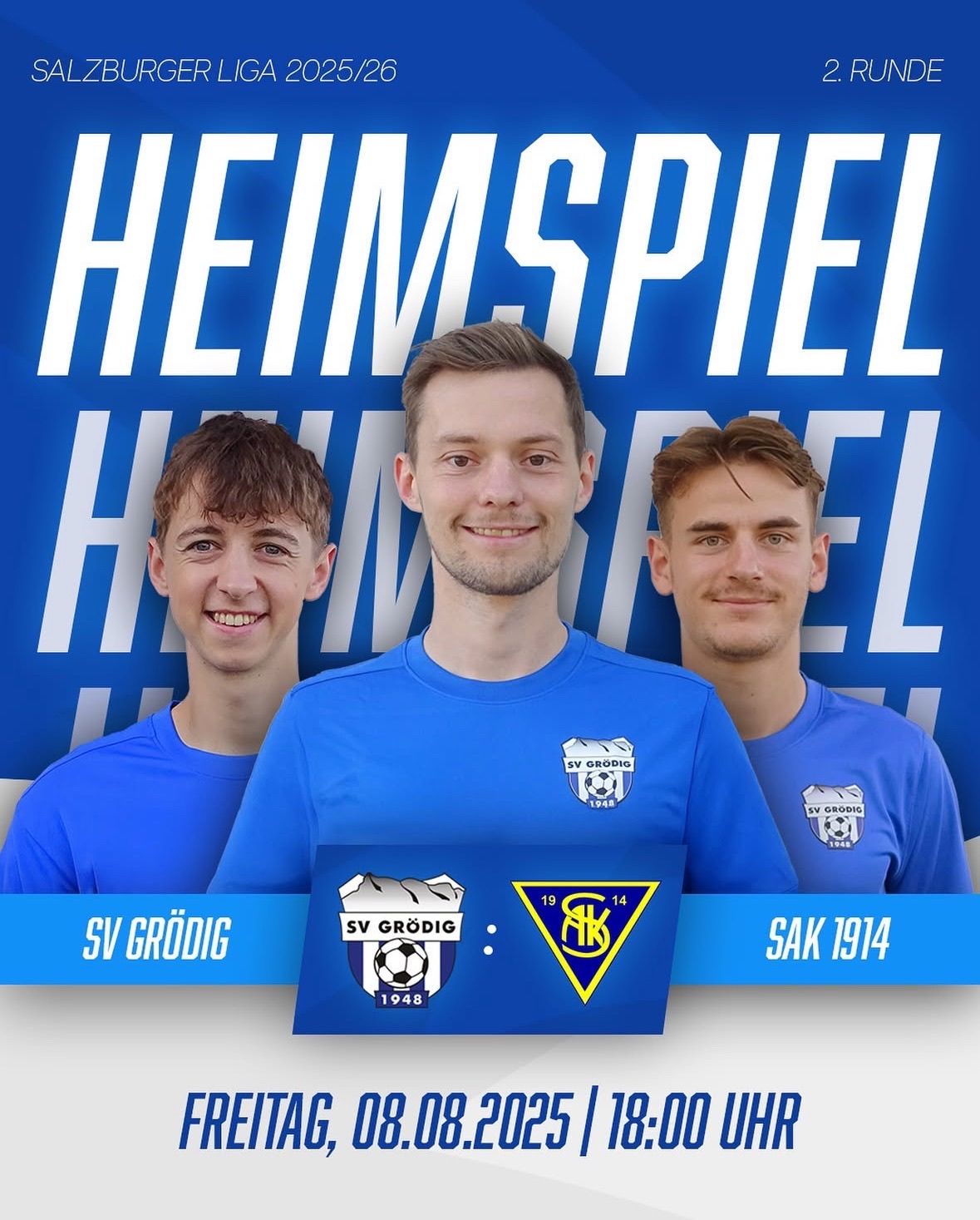 Drei Männer stehen in blauen Trikots. Der Mann in der Mitte lächelt. Die Worte 'Heimspiel Heimspiel' sind oben. SV Grödig, 1948, und SAK 1914 sind unten.