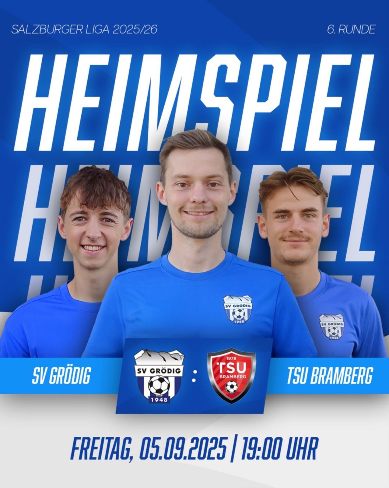 Drei Männer stehen lächelnd in blauen Trikots. Sie sind Teil eines Fußballteams, einer trägt ein weißes Logo auf seinem Trikot. Unten steht Heimspiel Heimspiel.