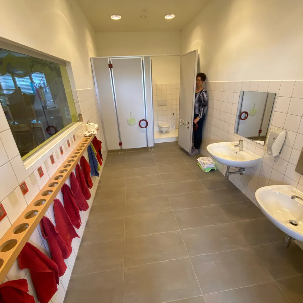 WC rote Gruppe mit Podesterhöhung für die Jüngsten