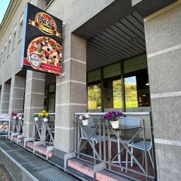 Bild enthält, Interior Design, Urban, City, Chair, Restaurant, Burger, Potted Plant, Floor, Pizza, Lamp
