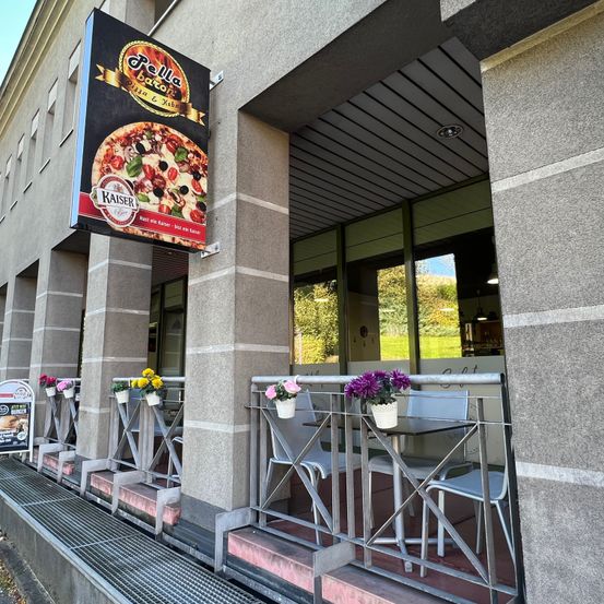 Bild enthält, Interior Design, Urban, City, Chair, Restaurant, Burger, Potted Plant, Floor, Pizza, Lamp