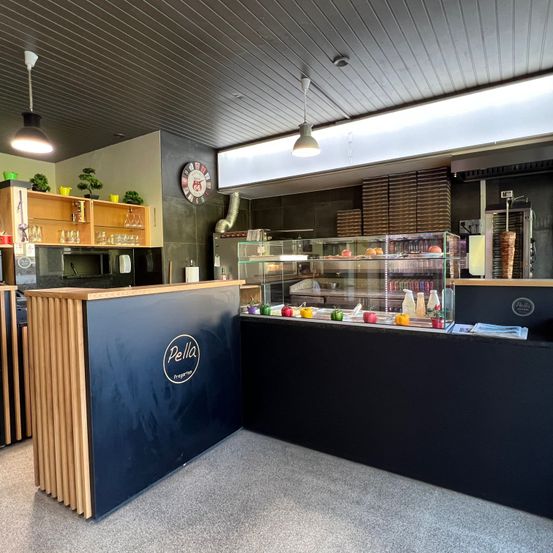 Bild enthält, Indoors, Shop, Interior Design, Plant, Market, Restaurant, Grocery Store, Supermarket, Cafe, Person