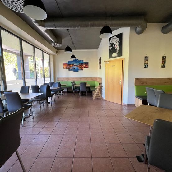 Bild enthält, Indoors, Furniture, Lounge, Restaurant, Chair, Floor, Cafeteria, Person, Desk, Lamp