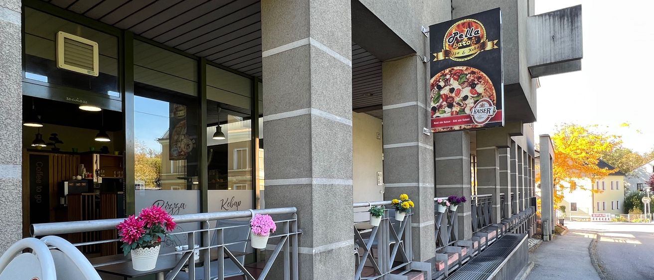 Bild enthält, City, Street, Urban, Path, Sidewalk, Handrail, Plant, Flower Arrangement, Railing, Lamp