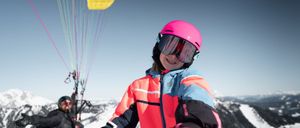 Bild enthält, Helmet, Adult, Male, Man, Person, Outdoors, Lifejacket, Nature, Peak, Adventure