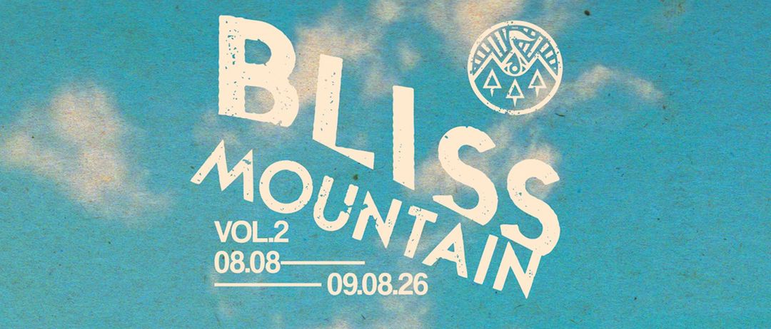 Plakat für das Bliss Mountain Vol.2 Event mit den Künstlern Might, Conny OCHS und Jacke Schwarz. Präsentiert von Exile on Mainstream und Anton-Proksch-Haus, findet die Veranstaltung in Tennengebirg, Österreich, statt. Termine sind vom 8. August bis 8. September 2026.