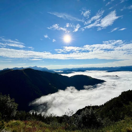 Bild enthält, Nature, Outdoors, Sky, Scenery, Cloud, Landscape, Mountain Range, Sun, Sunlight, Vegetation