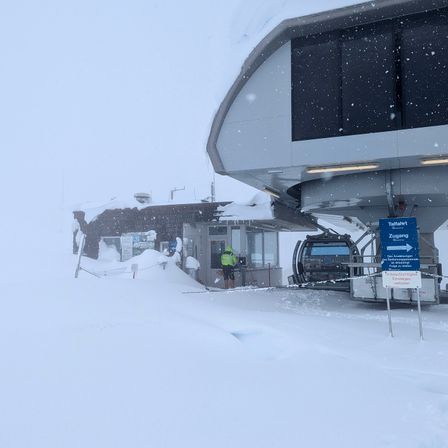 Bild enthält, Nature, Outdoors, Blizzard, Snow, Storm, Winter, Helmet, Person