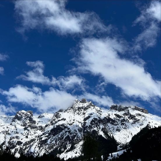 Bild enthält, Nature, Outdoors, Sky, Mountain, Mountain Range, Peak, Cloud, Scenery, Snow
