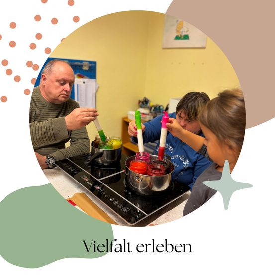 Drei Menschen arbeiten in einer Küche. Zwei von ihnen fügen den Töpfen auf dem Herd Lebensmittelfarbe hinzu. Der Dritte beobachtet sie. Unten steht der Satz 'Vielfalt erleben'.