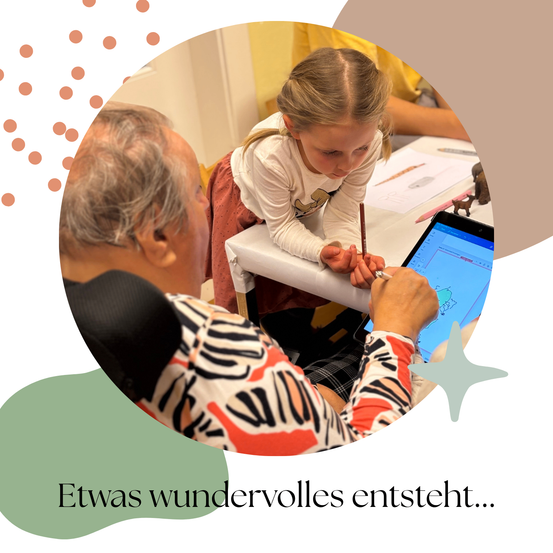 Ein älterer Mann und ein junges Mädchen arbeiten gemeinsam an einem Tablet. Sie sind von farbenfrohen Gegenständen umgeben.