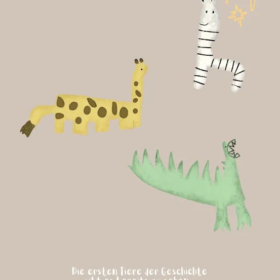 Drei Tiere sind abgebildet: eine Giraffe, ein Zebra und ein Dinosaurier. Die Giraffe und das Zebra sind links, das Zebra rechts. Das Bild hat einen hellen Hintergrund.