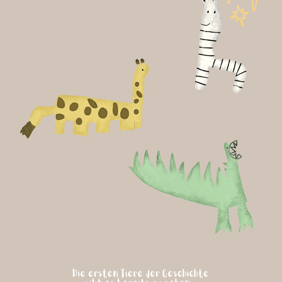 Drei Tiere sind abgebildet: eine Giraffe, ein Zebra und ein Dinosaurier. Die Giraffe und das Zebra sind links, das Zebra rechts. Das Bild hat einen hellen Hintergrund.