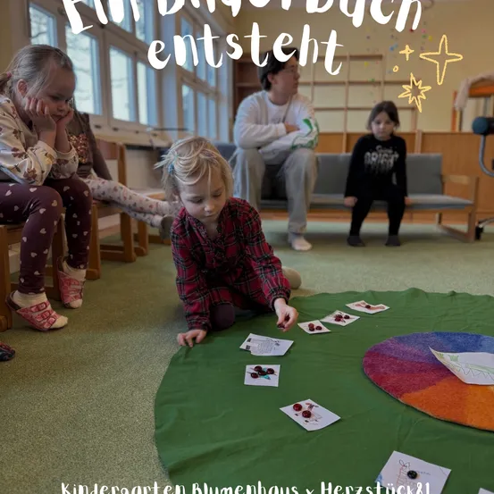 Eine Gruppe von Kindern und ein Erwachsener spielen ein Spiel auf einem grünen Teppich im Kindergarten. Ein Kind kniet und schaut auf die Karten. Die anderen beobachten.