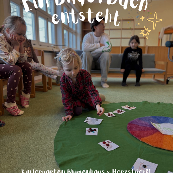 Eine Gruppe von Kindern und ein Erwachsener spielen ein Spiel auf einem grünen Teppich im Kindergarten. Ein Kind kniet und schaut auf die Karten. Die anderen beobachten.