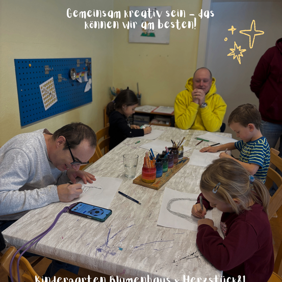 Eine Familie ist drinnen. Ein Mann zeichnet auf Papier. Eine Frau und Kinder sitzen um einen Tisch und zeichnen. Kunstzubehör ist auf dem Tisch. Eine Nachricht ist oben.