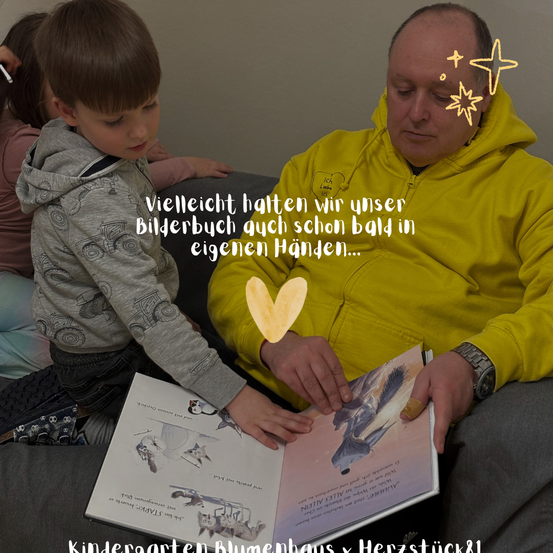 Ein Mann und ein Junge sitzen auf einer Couch und lesen ein Buch zusammen. Der Junge schaut ins Buch, während der Mann lächelt.