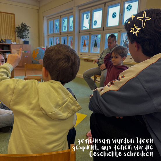 Eine Gruppe von Kindern und Erwachsenen in einem Klassenzimmer. Ein Kind hebt die Hand, während ein anderes aufblickt. Im Hintergrund befinden sich ein Globus und Fenster mit dekorativen Schneeflocken.