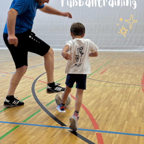 Ein Mann und ein Junge spielen ein Spiel Fußball auf einem Hallenplatz. Der Junge läuft und hält einen Fußball. Der Mann schaut den Jungen an. Das Bild hat einen Textüberlagerung, der 'Fussballtraining' lautet.