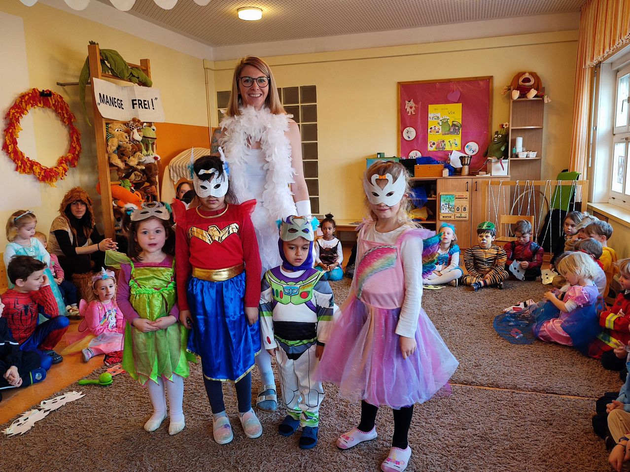 Bild enthält, Costume, Person, Adult, Female, Woman, Photography, Portrait, Child, Girl, Glasses