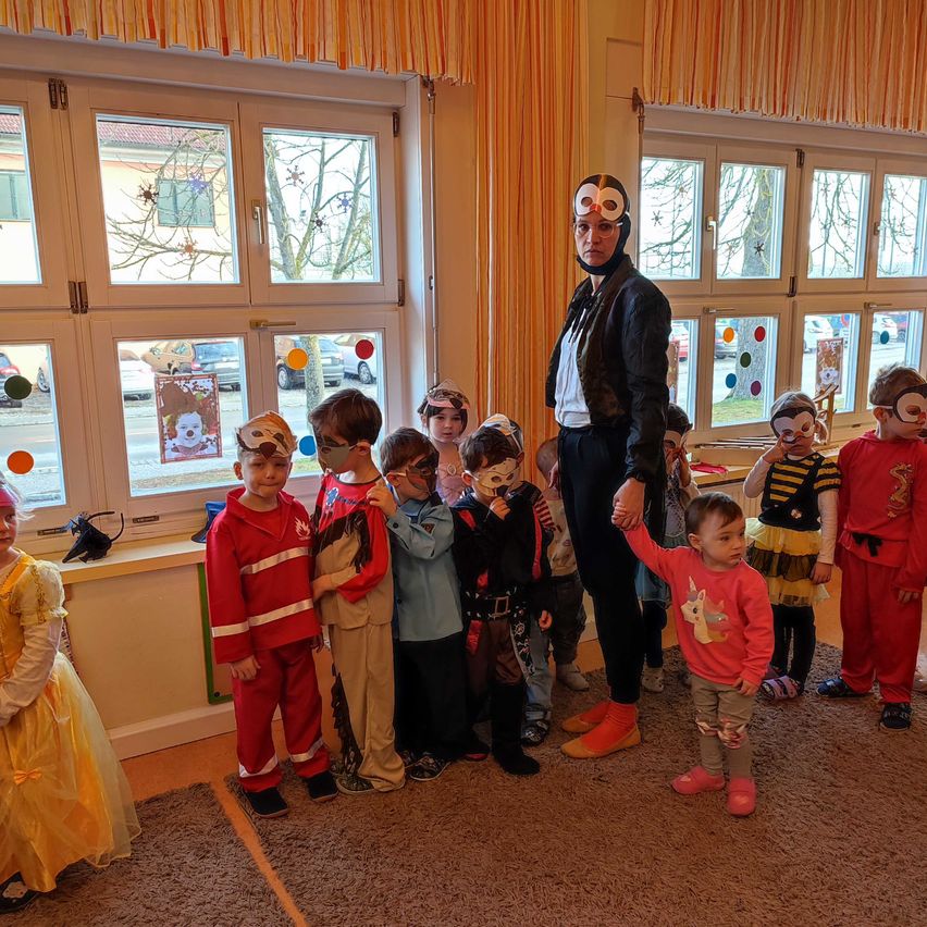 Bild enthält, Kindergarten, Formal Wear, Dress, Boy, Child, Male, Person, Female, Girl, Man