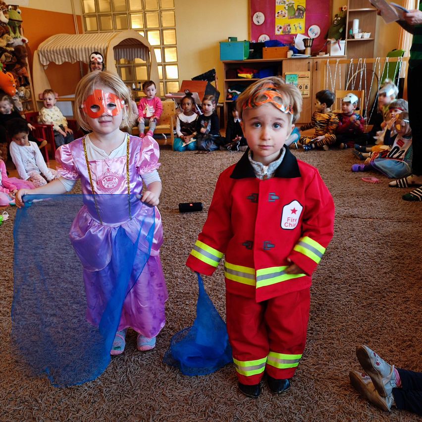 Bild enthält, Person, Photography, Portrait, Costume, Kindergarten, Boy, Child, Male, Female, Girl
