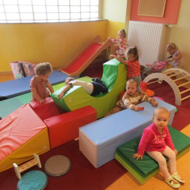 Bild enthält, Person, Play Area, Baby, Shoe, Indoors, Child, Female, Girl, Kindergarten