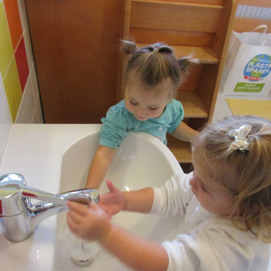 Bild enthält, Basin, Child, Female, Girl, Person, Handbag, Sink, Sink Faucet, Hand, Face