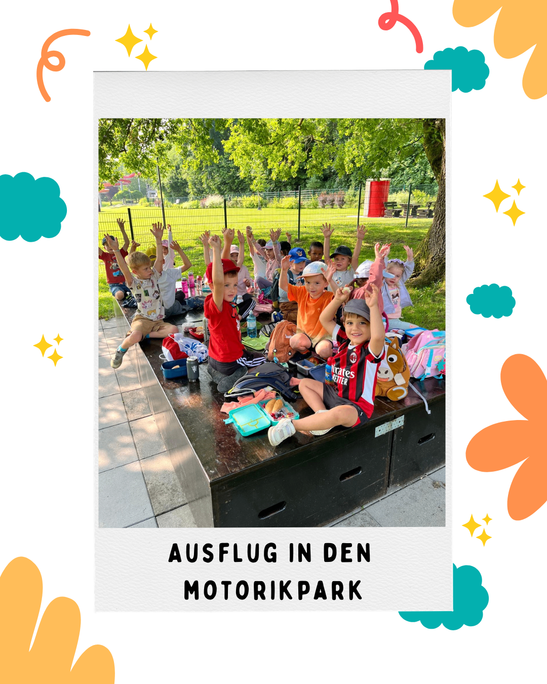 Eine Gruppe von Kindern sitzt auf einer Bank im Park und hebt die Hände. Sie sind wahrscheinlich auf einer Klassenfahrt.