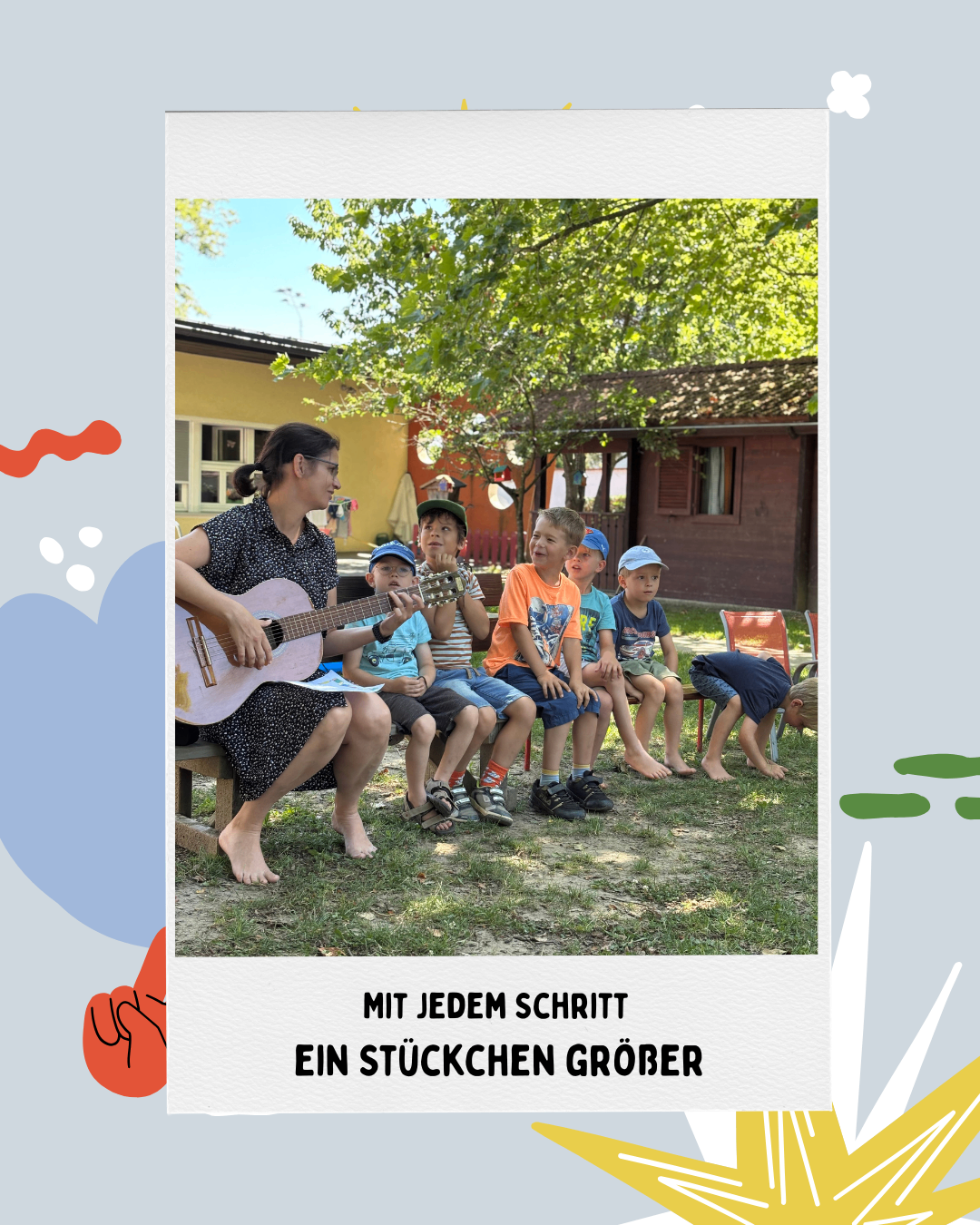 Eine Frau spielt Gitarre für eine Gruppe von Kindern, die auf einer Bank im Freien sitzen. Die Kinder sehen aufmerksam und interessiert aus. Der Ort ist ein Rasenbereich mit einem Haus und einem Baum im Hintergrund.