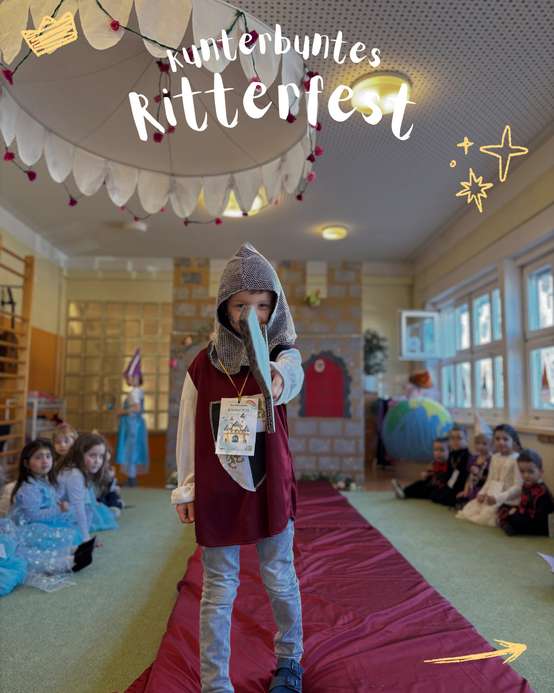 Ein Kind in Ritterkleidung mit einem Schwert steht in einem dekorierten Raum, Kinder beobachten, Text oben lautet 'Ritterfest'.