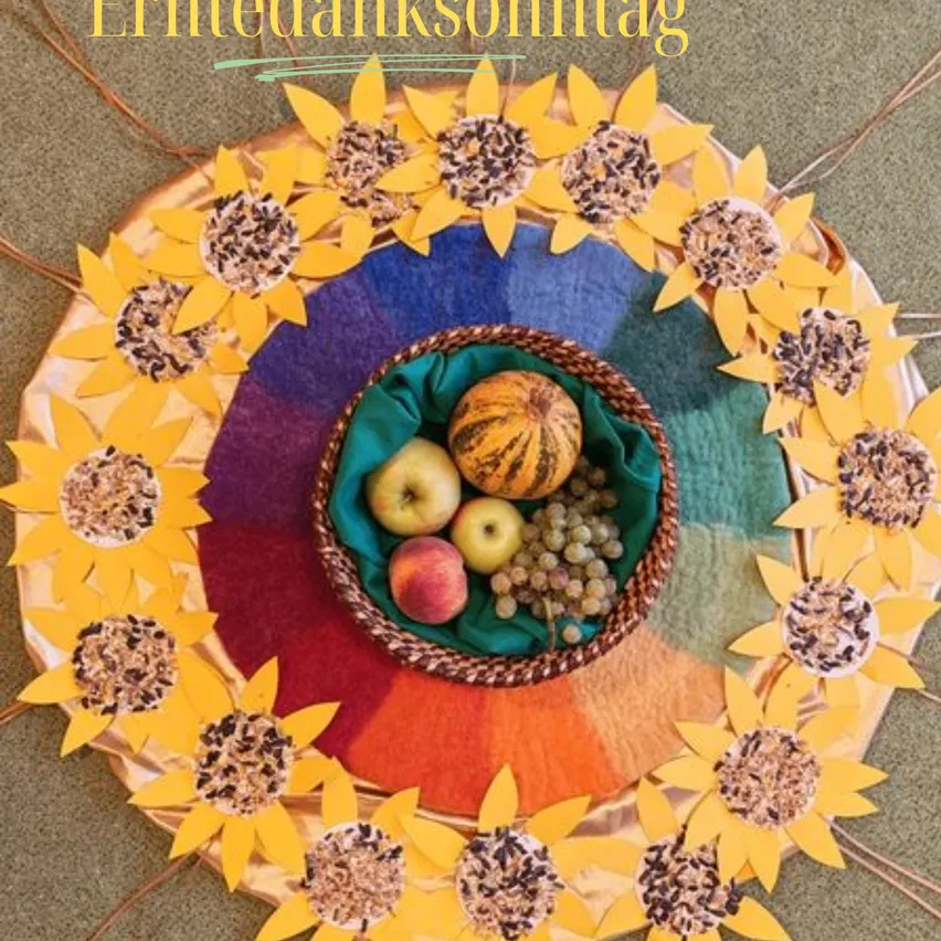 Eine farbenfrohe kreisförmige Anordnung mit Sonnenblumen und einem Korb mit Früchten in der Mitte. Der Text 'Erntedanksonntag' ist oben angezeigt.
