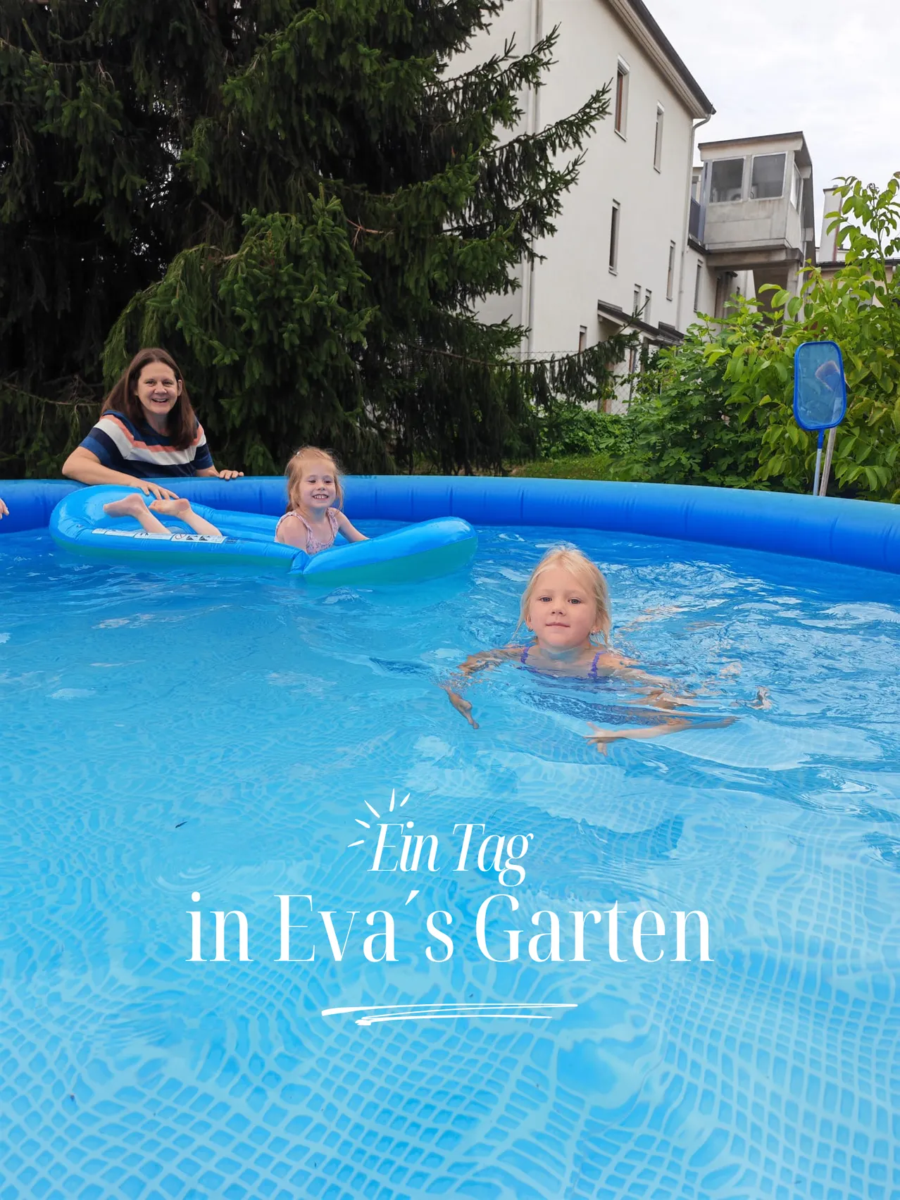 Eine Frau und zwei junge Mädchen genießen einen Tag im Hinterhofpool, wobei ein Mädchen schwimmt und das andere sich auf einem Schwimmflügel entspannt.