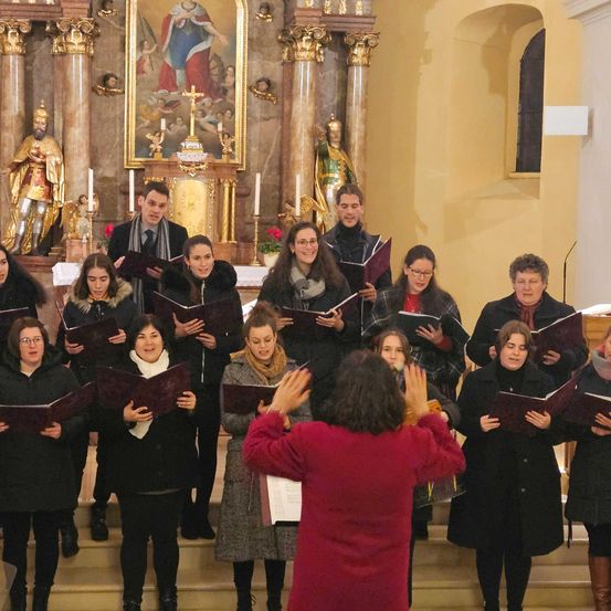 Bild enthält, Adult, Female, Person, Woman, Group Performance, Male, Man, Altar, Glasses, Piano