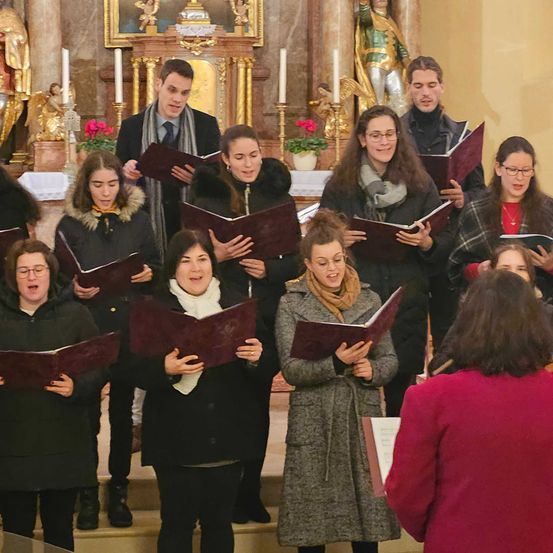 Bild enthält, Adult, Female, Person, Woman, Candle, Glasses, Male, Man, Face, Prayer