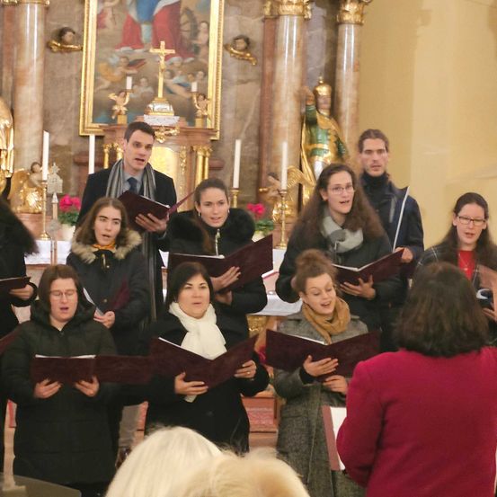 Bild enthält, Adult, Female, Person, Woman, Glasses, Candle, Baby, Altar, Necklace, Face