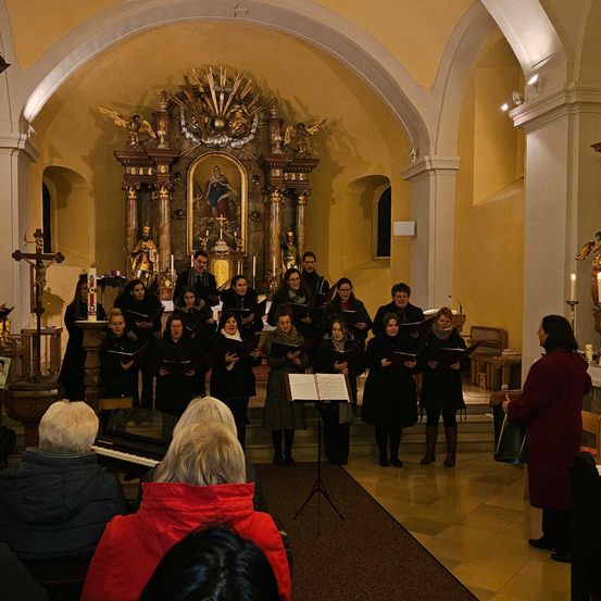 Bild enthält, Altar, Indoors, Person, Adult, Male, Man, Candle, Shoe, Boy, Child