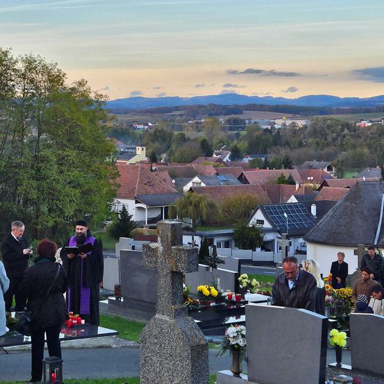 Bild enthält, Outdoors, Person, Neighborhood, Handbag, Graveyard, Coat, Monastery, Nature, Scenery, Cross