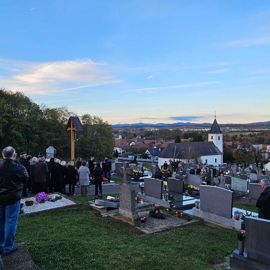 Bild enthält, Outdoors, Person, Adult, Male, Man, Graveyard, Gravestone, Tomb, Hat, Car