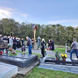Bild enthält, Tomb, Gravestone, Graveyard, Outdoors, Person