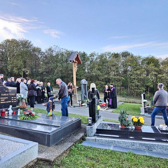 Bild enthält, Tomb, Gravestone, Graveyard, Outdoors, Person