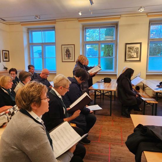 Bild enthält, People, Person, College, Crowd, Adult, Male, Man, Glasses, Shoe, Student