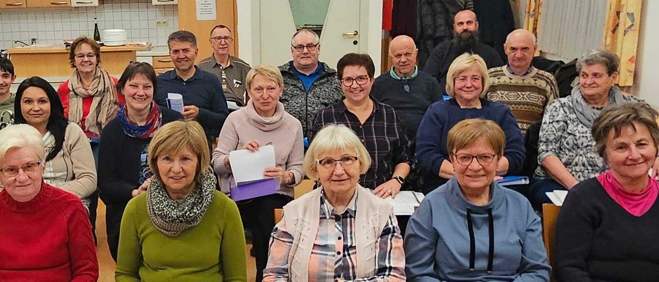 Bild enthält, People, Person, Handbag, Adult, Male, Man, Wood, Glasses, Classroom, Shoe