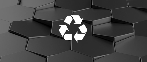 Ein weißes Recycling-Symbol mit zwei Pfeilen, die einen Kreis bilden, ist auf einem schwarzen hexagonalen Hintergrund zentriert.