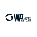 Das Logo von WP Metall Recycling zeigt die Buchstaben WP in fetter Schrift, links davon eine geometrische Form. Darunter steht Metall Recycling in kleinerer, kursiver Schrift. Das Design ist modern und minimalistisch.
