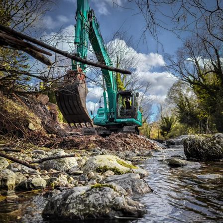 Bild enthält, Person, Machine, Outdoors, Water, Rock, Nature